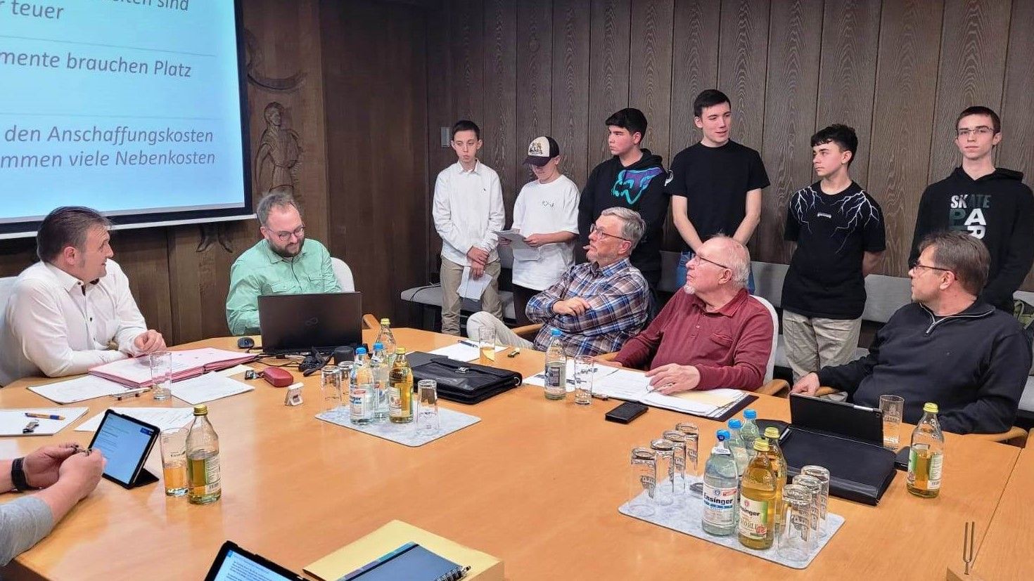 Die Jugendlichen und Raphael Beil präsentieren dem Gemeinderat ihr Projekt